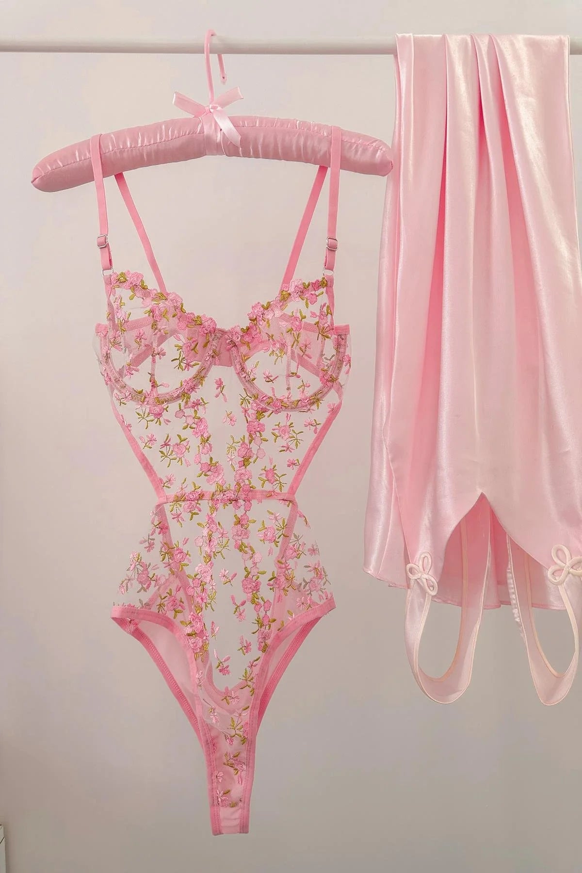 Pembe Çiçekli Balenli Balkonet Bodysuit
