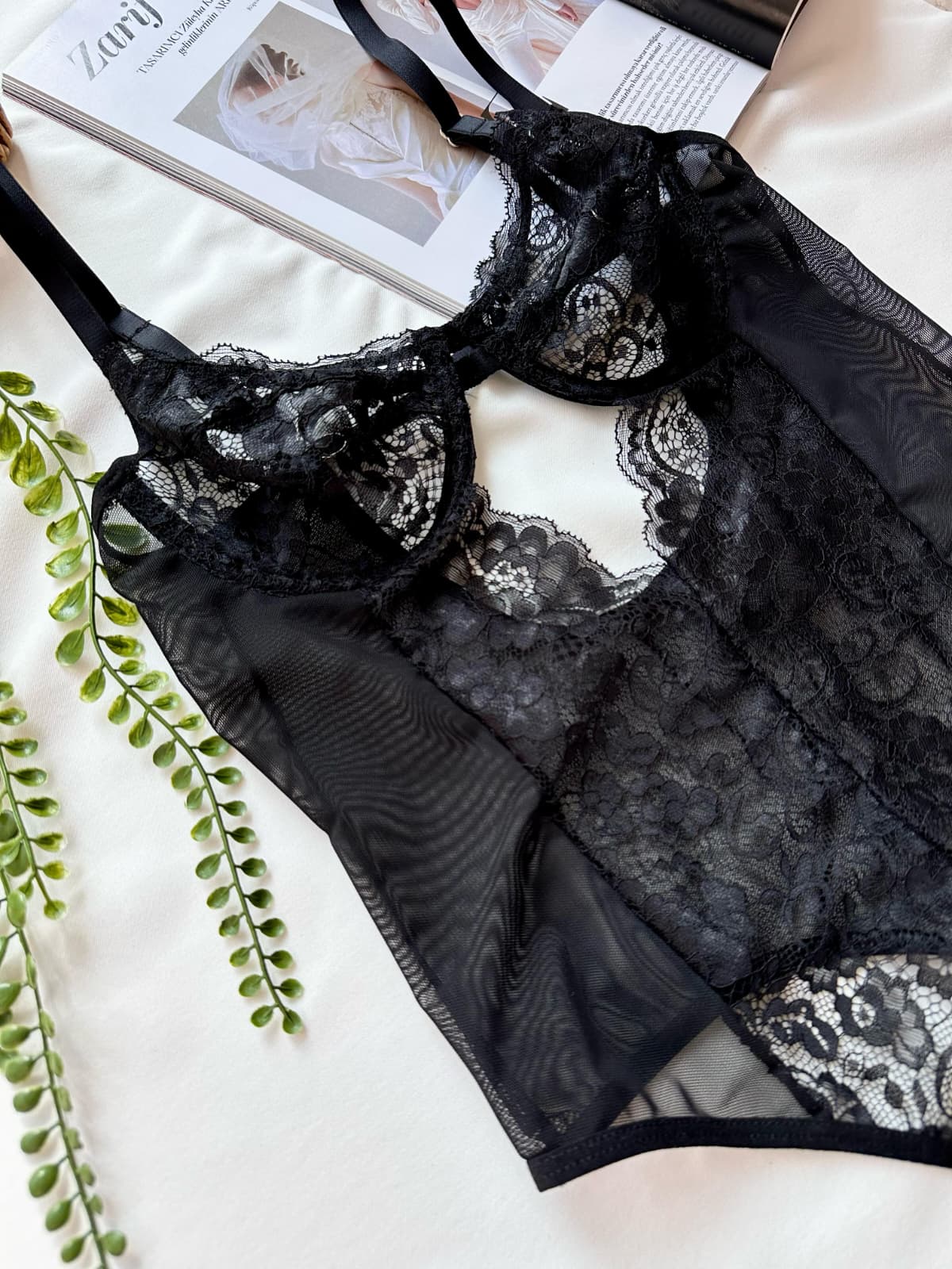 Siyah Dantelli Balenli Balkonet Bodysuit